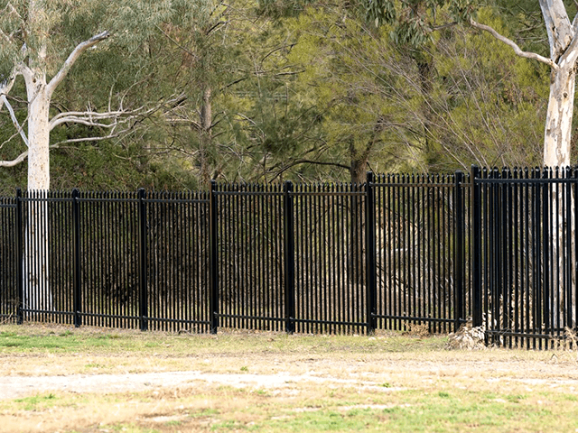 Cerca de piquete de aço preto revestida a pó de alta qualidade, painéis de cerca de alumínio tubulares de metal com lança superior para jardim